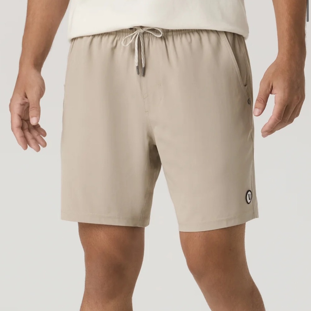 Vuori Kore Short, Lined, 7” in Color “Toast”